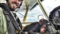 Sebagai pilot, tugas Anthony tidak hanya menerbangkan hewan untuk diselamatkan. Dia juga patroli untuk anti pemburuan liar, mengawasi sensus satwa liar, memeriksa lokasi perburuan liar dan melakukan evakuasi medis. (anthonycaere/Instagram)