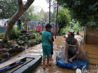 Cerianya Bocah-bocah Korban Banjir Cawang Bermain di Air