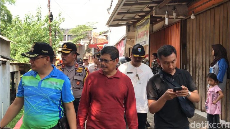 Tinjau Banjir Pejaten Timur, Walkot Minta Warga di Bantaran Kali Mau Pindah Tinjau Banjir Pejaten Timur, Walkot Minta Warga di Bantaran Kali Mau Pindah