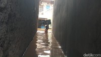 Banjir akibat dari Sungai Ciliwung yang meluap. Seperti diketahui, semalam Bendung Katulampa siaga 1. (Foto: Farih Maulana Sidik/detikcom)