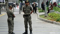 Satpol PP berjaga di Trotoar Jalan Sudirman - Thamrin.