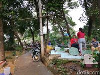 Tunggu Banjir Surut, Belasan Warga Cawang Ini Mengungsi di Kuburan