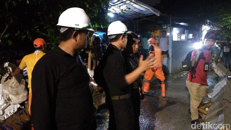 Puslabfor Olah TKP Rumah Roboh di Tanah Tinggi yang Tewaskan 3 Orang Puslabfor Olah TKP Rumah Roboh di Tanah Tinggi yang Tewaskan 3 Orang