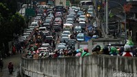Arus lalu lintas di Jalan Kalibata terpantau macet sangat panjang.