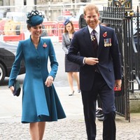 Kate dan Harry berjalan memasuki gereja Westminster Abbey dengan wajah yang ceria. Keduanya tampak berjalan sambil mengobrol dengan senyuman yang lepas.  Foto: dok. Getty Images