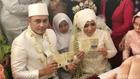 Namun pernikahan berlangsung lancar dan ijab kabul dilakukan Fadel lewat satu tarikan nafas.