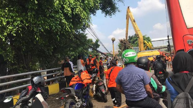 Sampah Menumpuk di Ciliwung, Petugas Kerahkan Ekskavator di Kampung Melayu