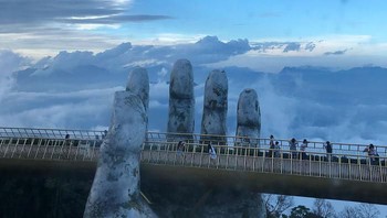 Jembatan ini adalah salah satu atraksi yang membuat kunjungan wisatawan ke Vietnam meledak. Foto: psyajh1004 via Bored Panda