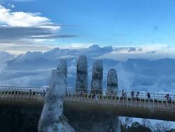 Potret Jembatan Emas Vietnam yang Mengagumkan