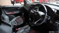 Di dalam kabin, New Honda BR-V tampil semakin premium dan nyaman dengan desain interior dan berbagai penambahan fitur. Balutan kulit kini hadir pada bangku, roda kemudi tuas transmisi dan sandaran tangan di pintu.