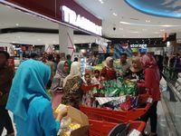 Promo Akhir Pekan, Kasir Transmart Carrefour Padat Antrean