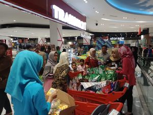 Promo Beli 2 Gratis 1, Ibu-ibu Serbu Transmart Jelang Ramadan