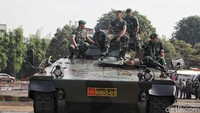 Para pasukan TNI pun nampak beraktivitas di sekitar alutsista usai penyelenggaraan apel pengamanan pasca Pemilu 2019.