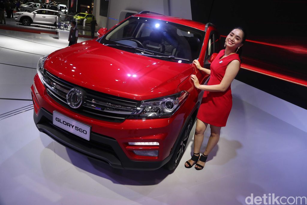 DFSK meluncurkan Glory 560 di IIMS 2019. Mobil dijual seharga Rp 189 juta.