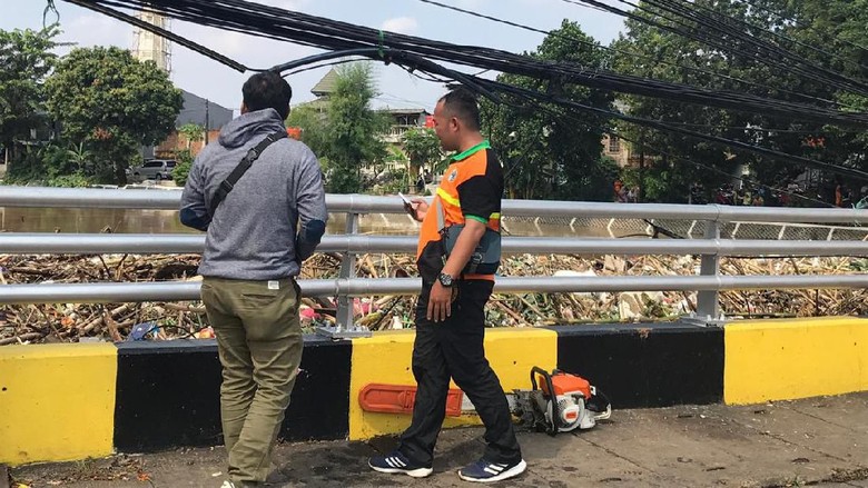 Sampah Menumpuk di Ciliwung, Petugas Kerahkan Ekskavator di Kampung Melayu Sampah Menumpuk di Ciliwung, Petugas Kerahkan Ekskavator di Kampung Melayu