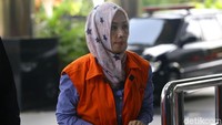 Asty diduga memberi Bowo duit Rp 1,5 miliar lewat 6 kali pemberian serta Rp 89,4 juta yang diberikan Asty kepada Bowo lewat Indung saat operasi tangkap tangan terjadi.