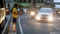 Anak-anak korban banjir meminta-minta dengan membawa kardus sebagai wadah untuk menampung sumbangan.