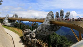 Lorong jembatan berwarna emas dihiasi bunga Lobelia Chrysanthemums ungu. Foto: newsexaminer via Bored Panda