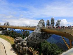 Potret Jembatan Emas Vietnam yang Mengagumkan