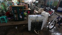 Warga juga membawa peralatan rumah tangga ke lokasi pengungsian.