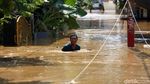 Potret Warga Pejaten Timur Beraktivitas di Tengah Banjir