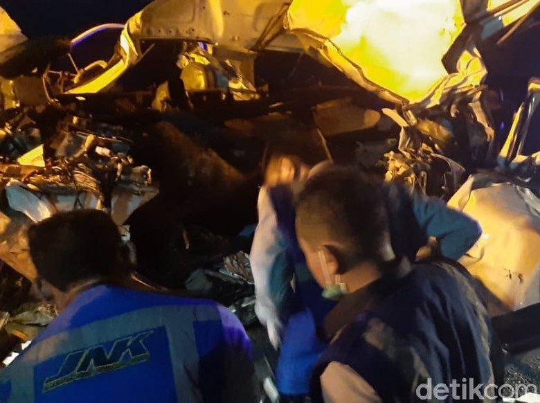 Detik-detik Kecelakaan Maut Renggut 5 Mahasiswa Tebuireng di Tol Nganjuk Detik-detik Kecelakaan Maut Renggut 5 Mahasiswa Tebuireng di Tol Nganjuk
