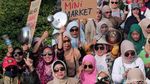 Bawa Perlengkapan Dapur, Emak-emak Pendukung Prabowo Demo KPU