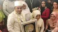 Fadel memberikan mas kawin berupa berlian dan emas seberat 50 gram serta uang tunai senilai 80 Riyal Saudi. 