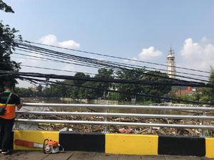 Sampah Menumpuk di Ciliwung, Petugas Kerahkan Ekskavator di Kampung Melayu