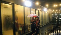 Warga beraktivitas di Halal Park GBK, Jumat (26/4).