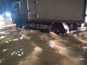 Banjir Tol Bintaro-Serpong Mulai Surut, Kendaraan Besar Bisa Melintas
