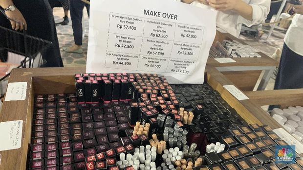 Diskon Kosmetik 70% FD Beauty Ini Ramai Diserbu Pengunjung