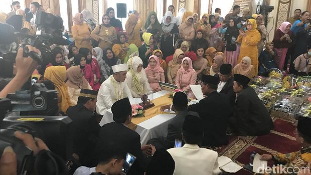 Suasana pernikahan Muzdalifah.