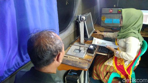 Berkebaya dan Berkerudung, Polwan di Ciamis Layani SIM Keliling