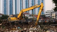 Menurut petugas sudah ratusan ton kubik sampah diangkut dari Sungai Ciliwung. 