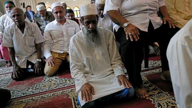 Warga Muslim di Sri Lanka tetap salat Jumat di masjid meski ada imbauan menghindari masjid untuk sementara waktu