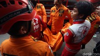 Korban meninggal dunia dikarenakan tertimpa reruntuhan rumah.
