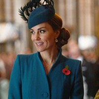 Dalam momen tersebut, Kate Middleton tampil anggun dengan dress biru dengan topi warna senada.  Foto: dok. Getty Images