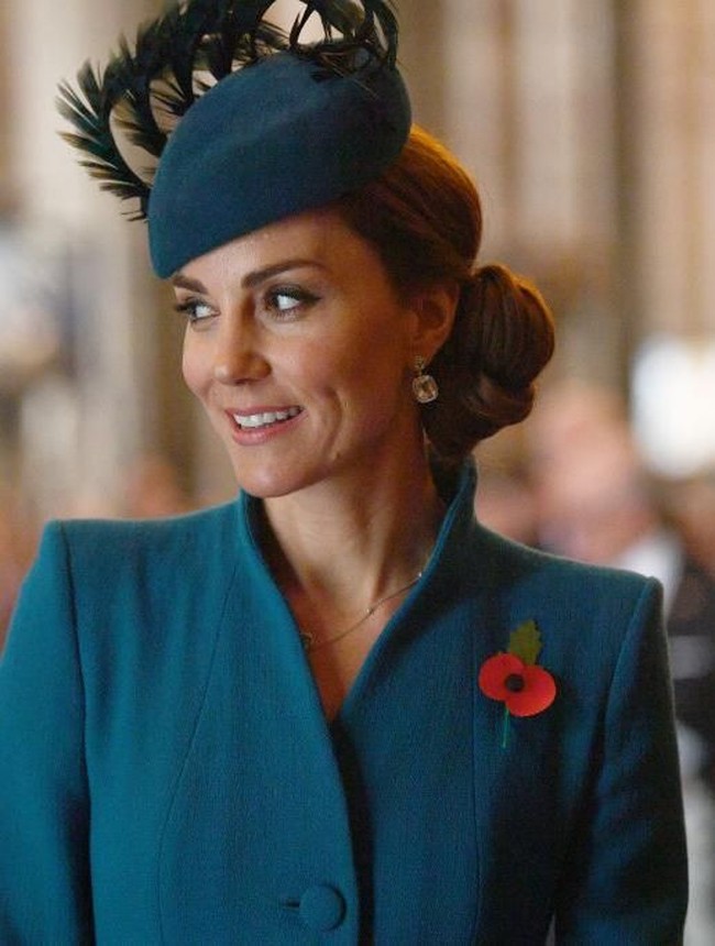 Dalam momen tersebut, Kate Middleton tampil anggun dengan dress biru dengan topi warna senada.  Foto: dok. Getty Images