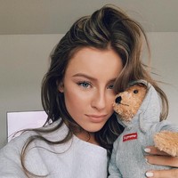 Aku tidak melihat perubahan kulit yang berarti, seperti dia memiliki sesuatu yang disuntik buatan. Aku tidak melihat sayatan kecil yang mengarah pada perpindahan lemak, ujarnya. Foto: Instagram @daisykeech