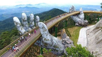 Jembatan ini mengundang decak kagum karena desain arsitekturnya. Foto: newsexaminer via Bored Panda