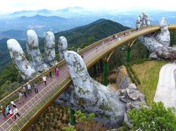 Potret Jembatan Emas Vietnam yang Mengagumkan