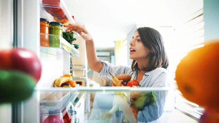 Rutin bersihkan kulkas biar tak temukan makanan kedaluwarsa. (Foto ilutrasi: iStock)