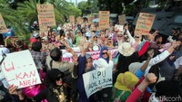 Massa aksi ini tampak menutup salah satu jalur di depan kantor KPU, di Jl Imam Bonjol, Jakarta Pusat. 