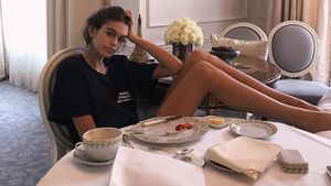 Pesona Kaia Gerber, Model Cantik Anak Cindy Crawford Saat Kulineran