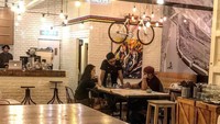 The Grumpy Cyclist, kafe bertema sepeda yang cocok jadi pecinta goes. Sepeda yang tergantung di dinding hingga makan sambil reparasi sepedah kesayangan bisa dilakukan di sini. Foto: Instagram@danny.rais