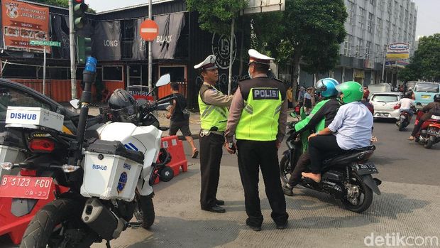 Ciliwung Meluap, Jalan Jatinegara Barat Ditutup
