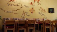 The Shire Cafe bisa jadi tempat nongkrong para penggemar film Lord of The Ring. Lokasinya ada di Sri Petaling. Bagian dalamnya dirancang seperti rumah hobbit. Makanan di sini juga enak cocok jadi teman bersantai. Foto: Instagram @aish_kaur13