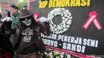 Bawa Perlengkapan Dapur, Emak-emak Pendukung Prabowo Demo KPU