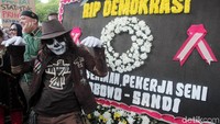 Ada juga para pekerja seni yang hadir dalam aksi ini. Mereka mengenakan busana yang nyentrik dan menarik perhatian.